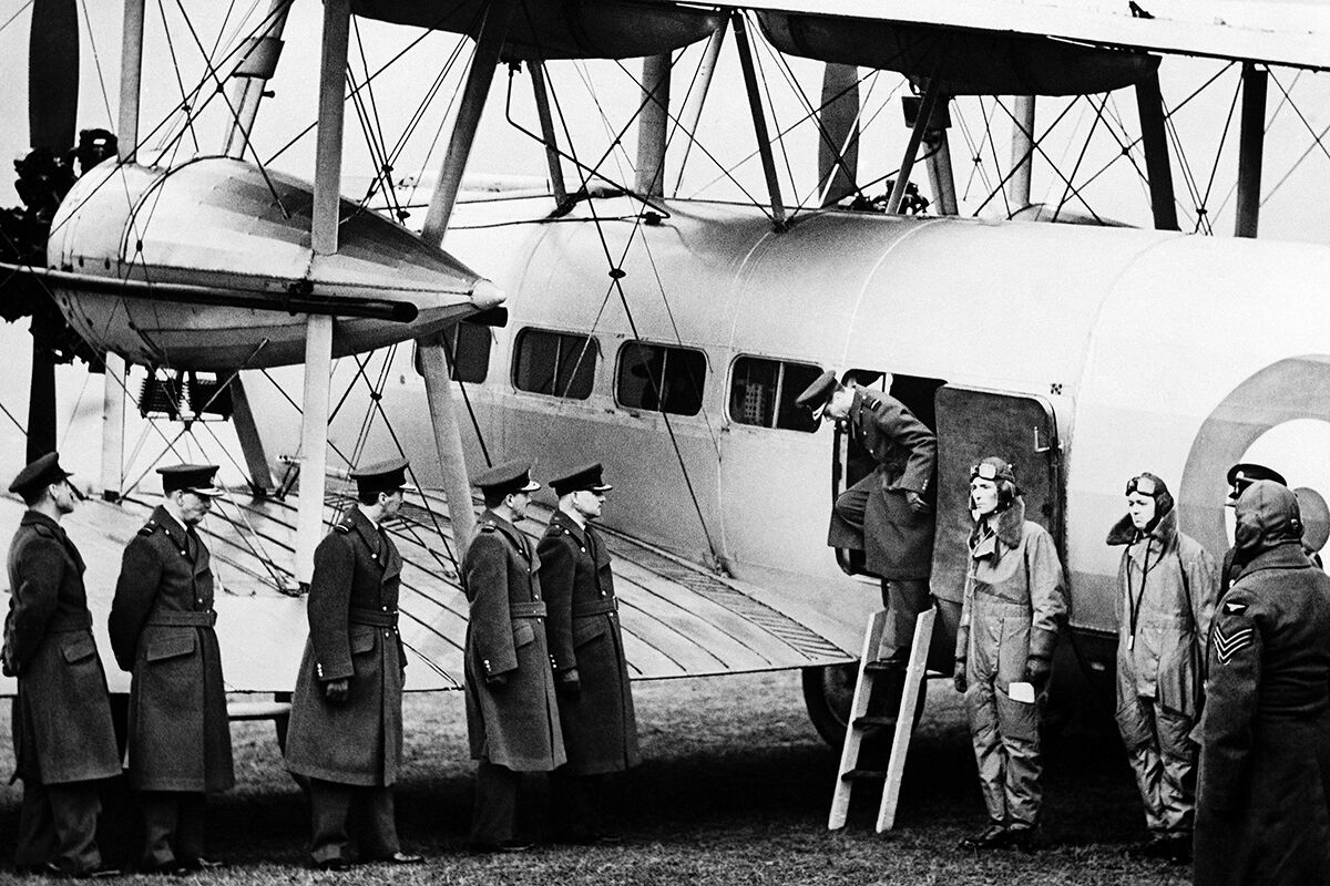 Георг VI в авиашколе недалеко от Сандрингема, 1938 год