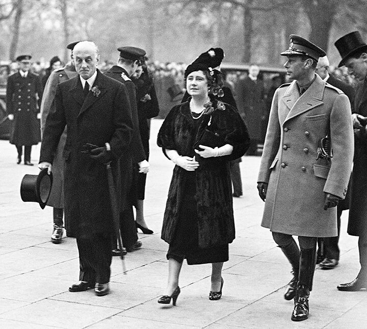 Георг VI (справа), королева-консорт Елизавета (в центре) и член правительства Великобритании Сэмюэль Хор (слева), 1937 год