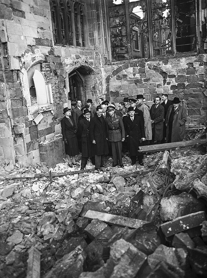 Член правительства показывает Георгу VI руины собора после немецкой бомбардировки, 1940 год