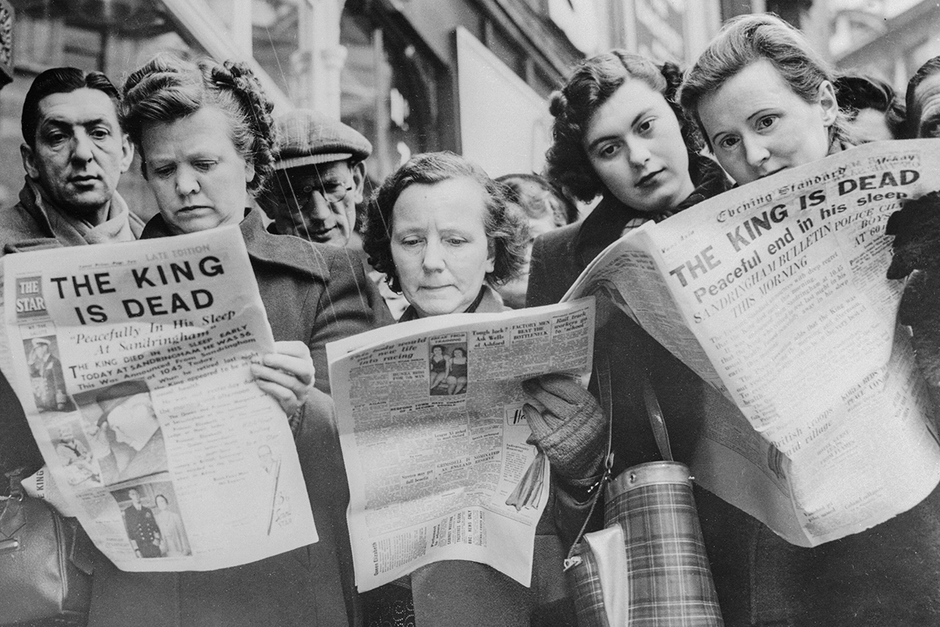 Лондонцы читают газеты с новостью о смерти короля