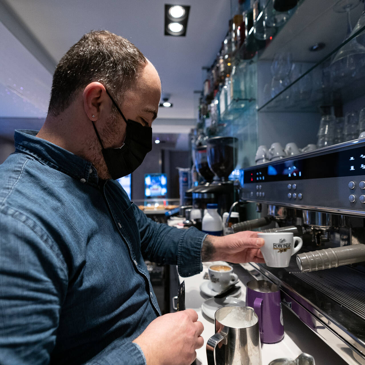 ученые химики. ученые в лаборатории ведут исследования. дом в воздухе. группа ученых. 3 ученых из швейцарии.