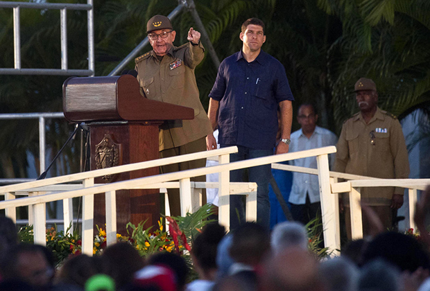 Бывший президент Кубы Рауль Кастро в сопровождении своего личного помощника, внука Гильермо Родригеса Кастро, выступает на мероприятии, посвященном Дню революции, Сантьяго, 26 июля 2018 года. Фото: Ramon Espinosa / AP