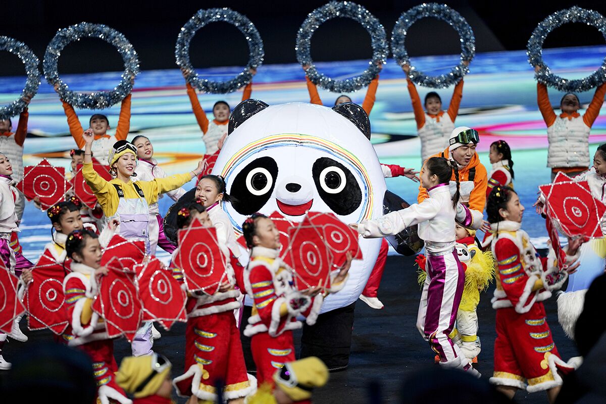 Участники церемонии открытия с национальным символом Китая