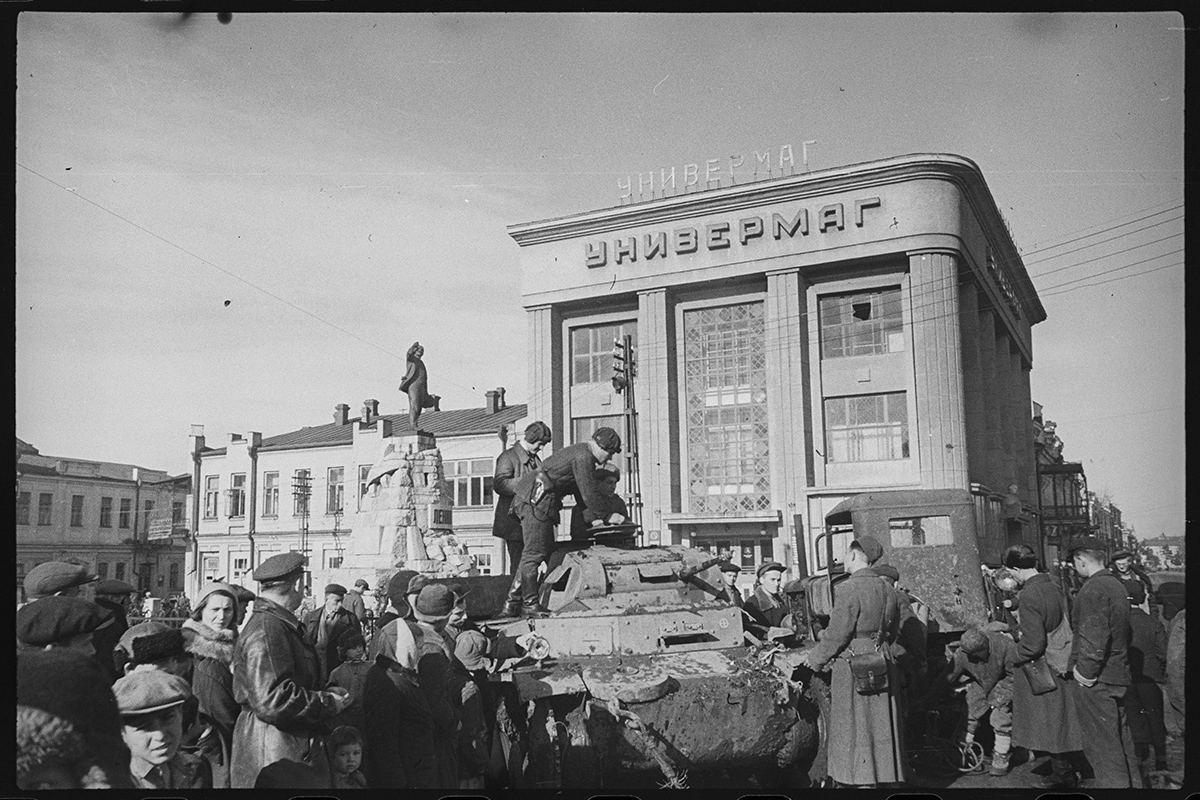 В первом ряду. Великая Отечественная война на неизвестных снимках  легендарного советского фотографа: История: Наука и техника: Lenta.ru