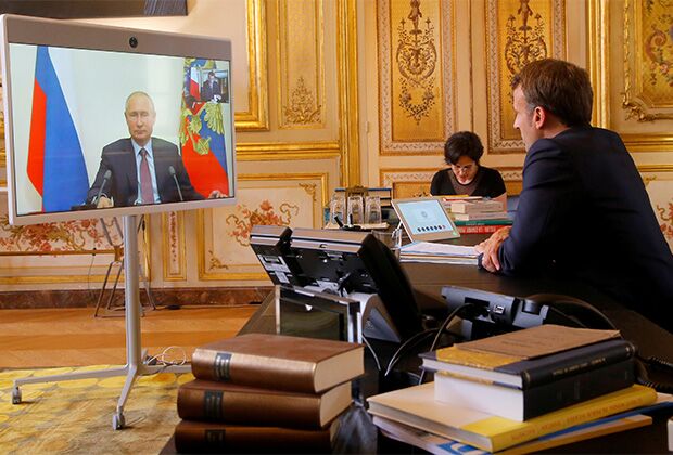 Эммануэль Макрон во время переговоров с Владимиром Путиным