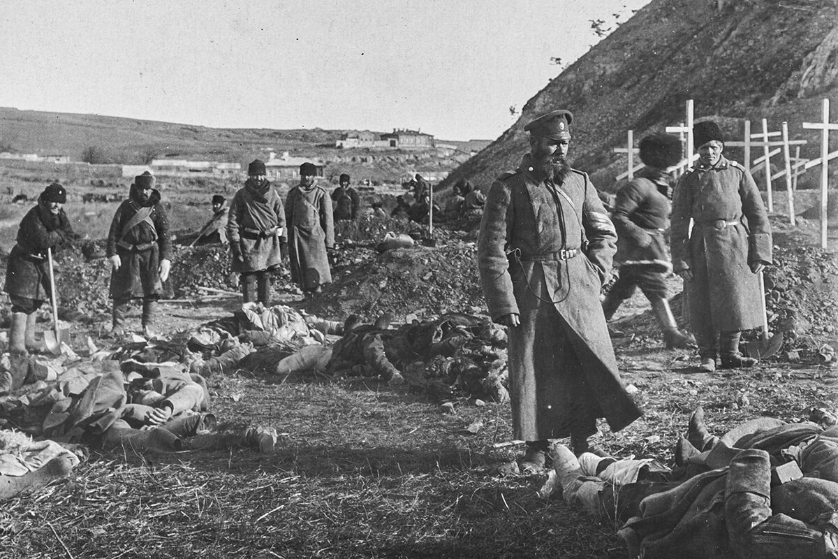 Похороны погибших русских солдат близ сопки Высокая, после очередной попытки штурма Порт-Артура, ноябрь 1904 года