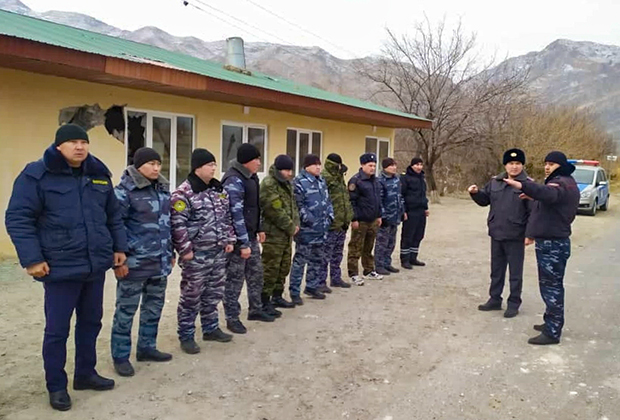 Сотрудники МВД Киргизии в одном из сел Баткенского района на киргизско-таджикской границе, 28 января