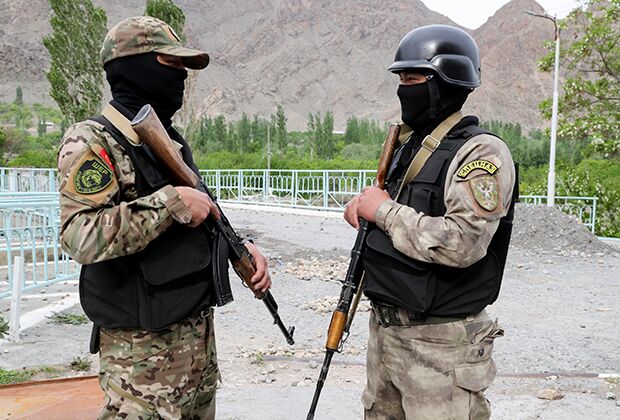 Военнослужащие вооруженных сил Киргизии охраняют водозабор «Головной» в приграничном с Таджикистаном селе Кок-Таш