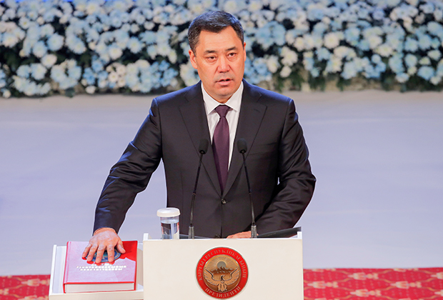 Президент Киргизии Садыр Жапаров принимает присягу во время церемонии инаугурации в Бишкеке, 28 января 2021 года