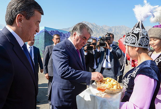 Президенты Киргизии и Таджикистана Сооронбай Жээнбеков и Эмомали Рахмон на совместной встрече с жителями приграничных районов, 26 июля 2019 года