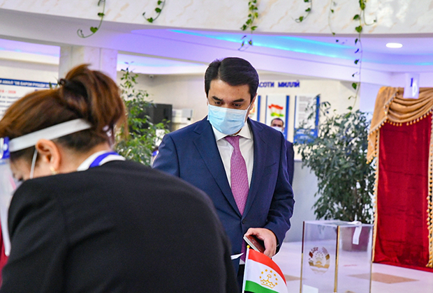 Сын действующего главы государства Эмомали Рахмона Рустам Эмомали участвует в голосовании на выборах президента Таджикистана, октябрь 2020 года. Фото: Амир Исаев / РИА Новости