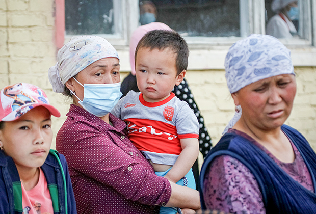 Жители приграничных сел, эвакуированные после столкновений в городе Баткен на юге Киргизии, 3 мая 2021 года