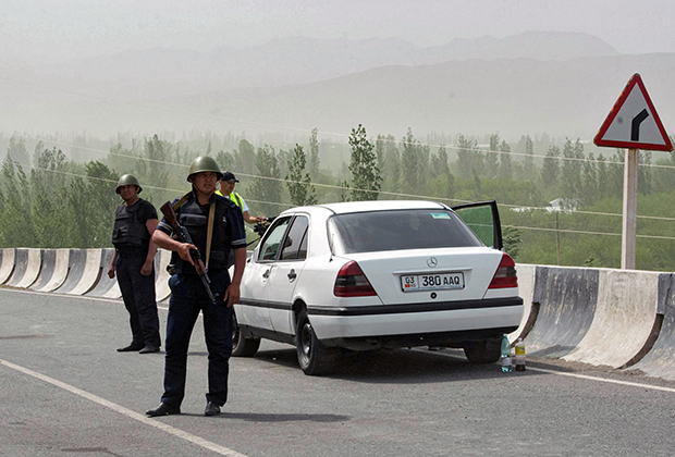 Военнослужащие и сотрудники полиции Киргизии в районе села Кок-Таш. Фото: Эламан Карымшаков / РИА Новости
