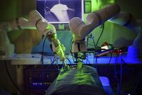 С хирургической точностью. Роботы проводят операции на живых организмах. Когда они заменят обычных врачей?