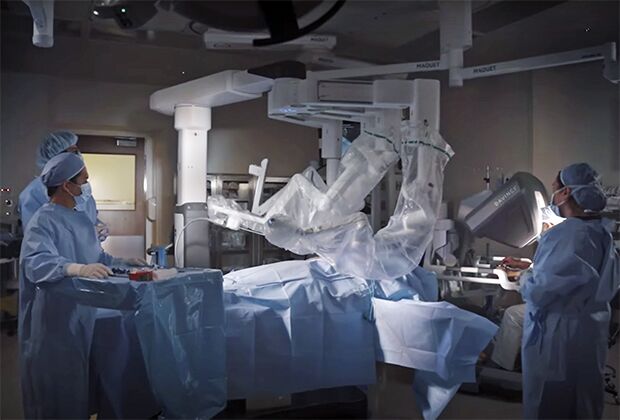 Операционная палата с роботом-медиком