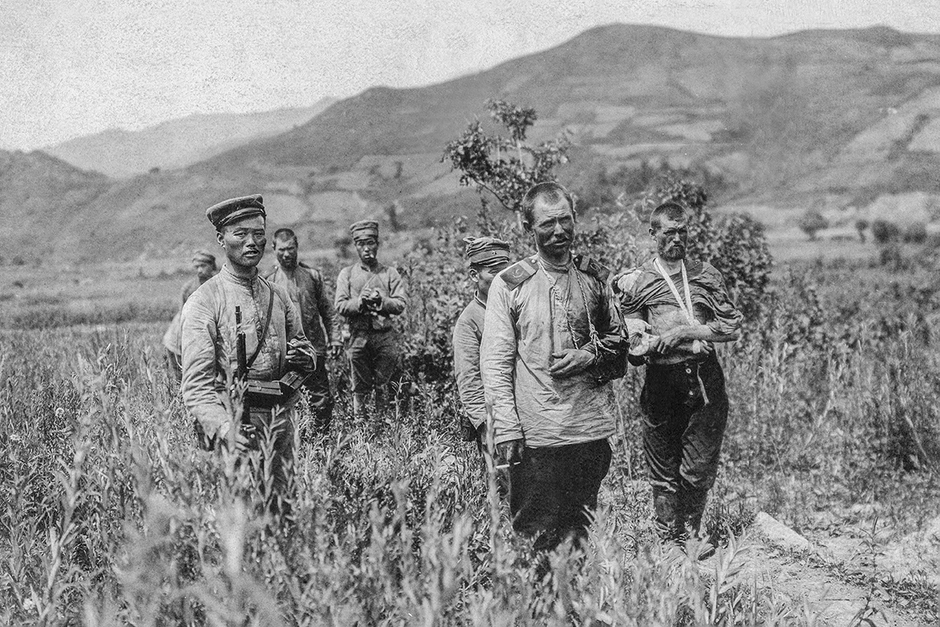 Японцы ведут пленных русских солдат на перевязочный пункт, лето 1904 года