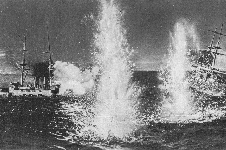 Броненосец «Микаса» ведет огонь по кораблям Балтийской флотилии адмирала Рожественского, май 1905 года