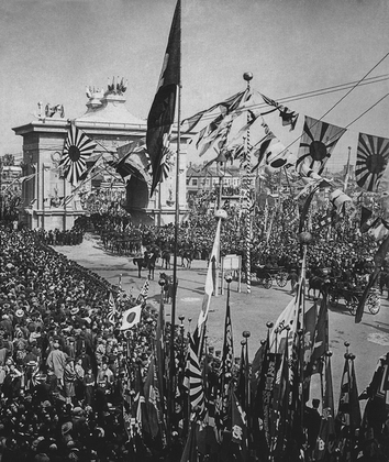 Колонна японских моряков и офицеров проходит через Триумфальную арку в Токио, 1905 год. Во главе колонны идет адмирал Того, герой Цусимского сражения. Фото: Everett Collection Filmstills / Legion-Media