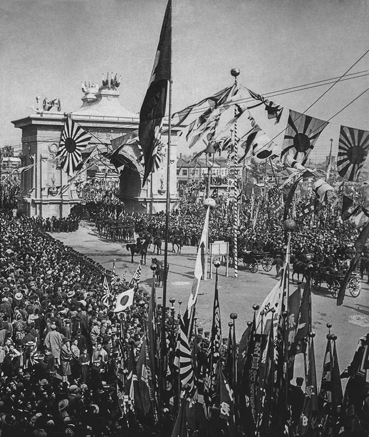 Колонна японских моряков и офицеров проходит через Триумфальную арку в Токио, 1905 год. Во главе колонны идет адмирал Того, герой Цусимского сражения