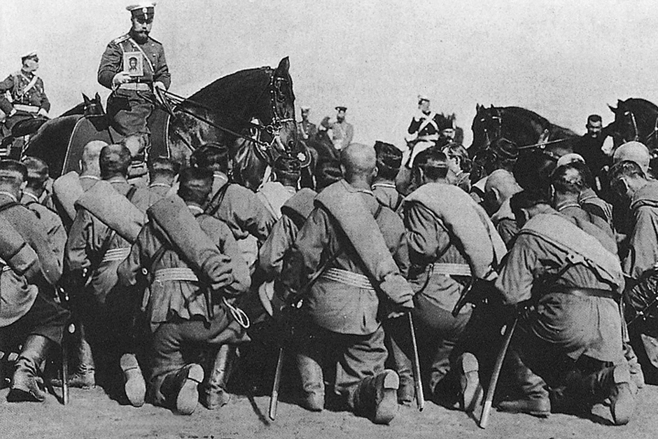 Российский император Николай II благословляет солдат, которые скоро отправятся воевать в Маньчжурию, 1904 год
