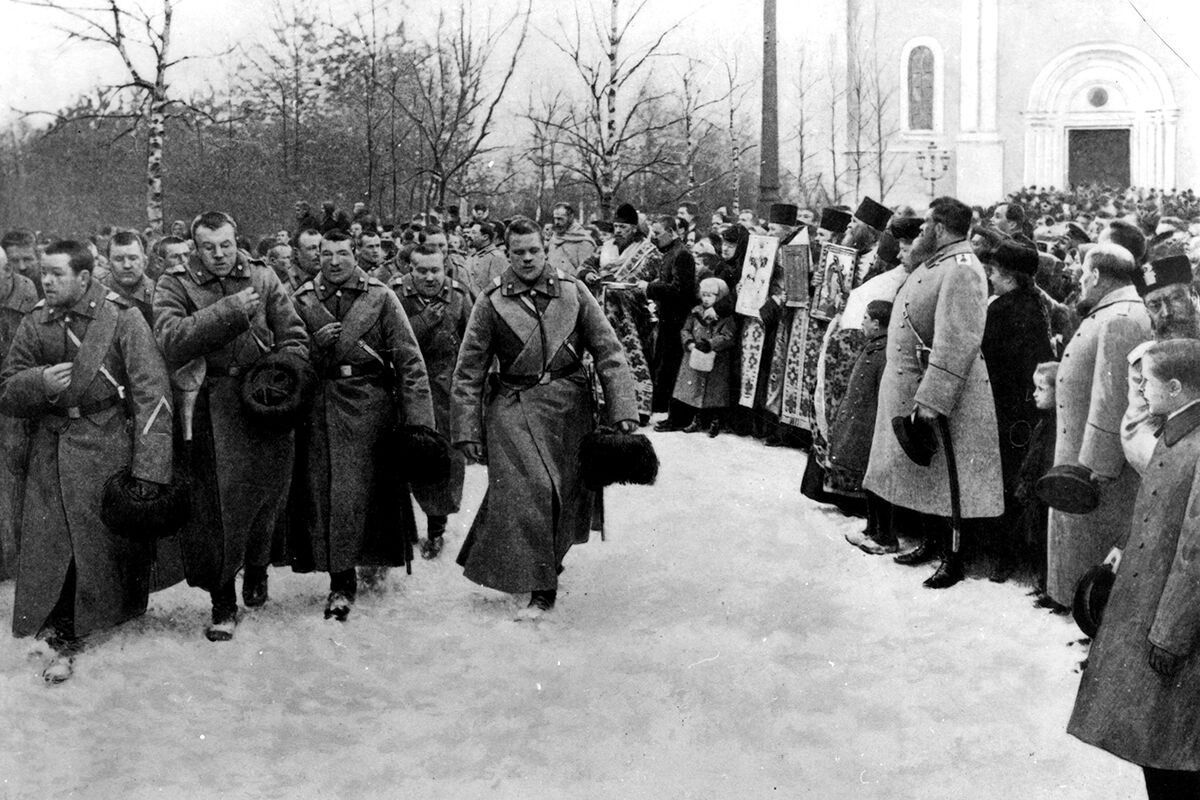 Православные священнослужители благословляют солдат, которые скоро уедут на Дальний Восток, 1904 год