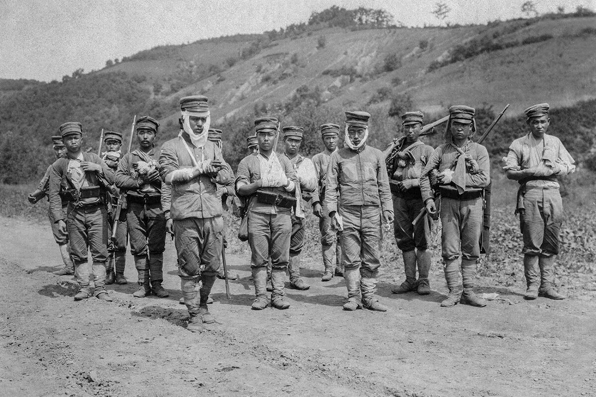 Раненые японские солдаты на пути в полевой госпиталь, 1905 год
