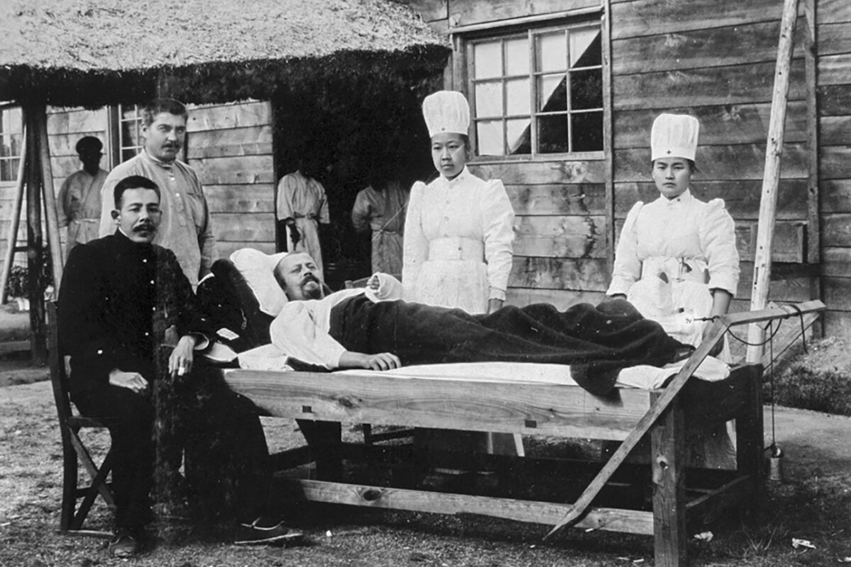 Раненый подполковник 145-го Новочеркасского полка М.М. Клингенберг в госпитале Красного Креста в Мацуяме, 1904-1905 год