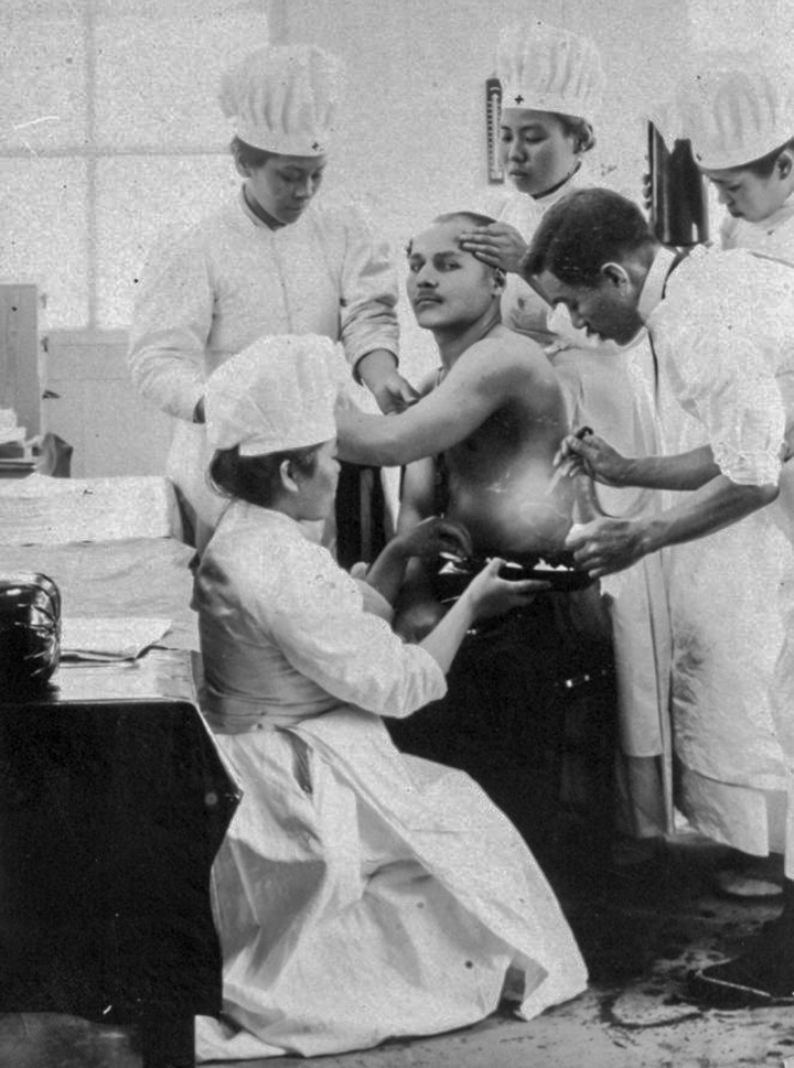 Перевязка русского пленного в госпитале Красного Креста в Мацуяме, 1904-1905 год