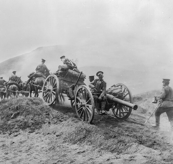 Русские артиллеристы тянут пушку по грунтовым дорогам, 1905 год