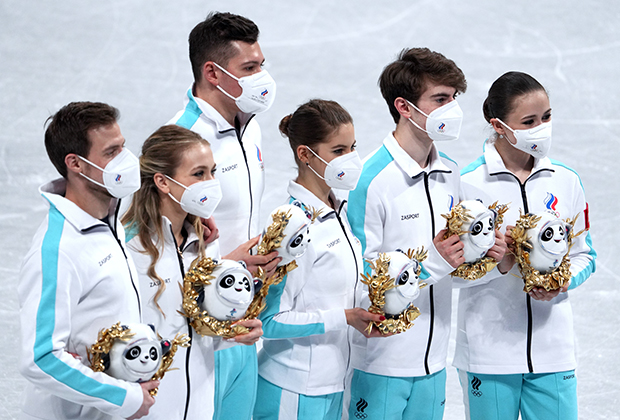 Российские фигуристы после победы в командном турнире на Олимпиаде в Пекине