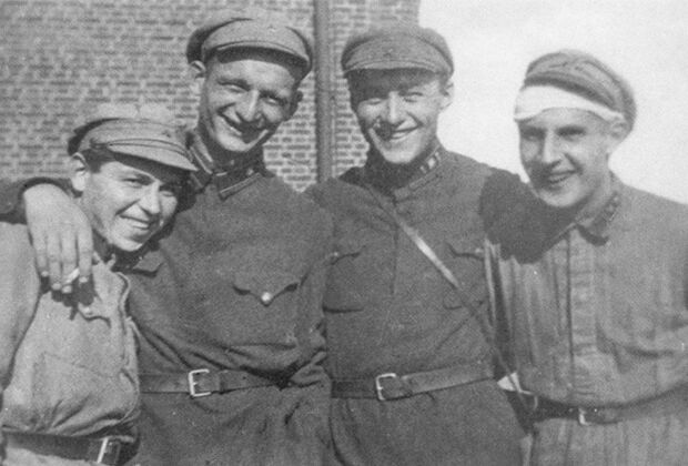 Вильям Фишер (второй слева) с сослуживцами из 1-го радиотелеграфного полка Московского военного округа. Лето 1926 года