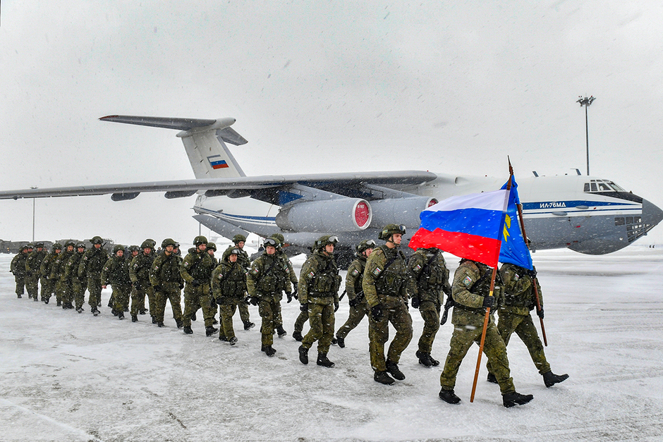 Военнослужащие контингента миротворческих сил ОДКБ на аэродроме Чкаловский в Московской области, вернувшиеся после выполнения задач в Казахстане