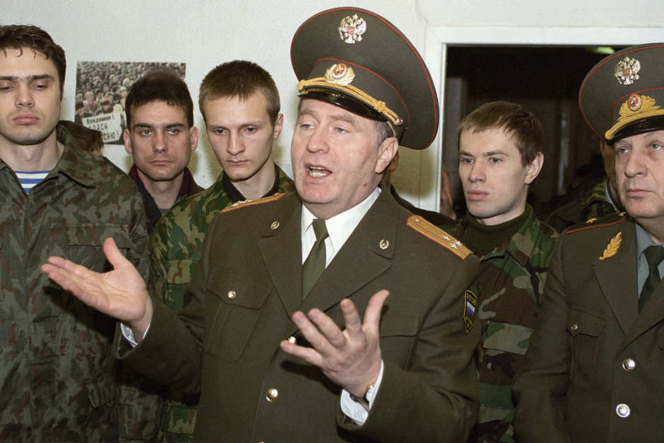 Лидер ЛДПР Владимир Жириновский в молодежном штабе ЛДПР во время записи добровольцев, желающих отправиться в Югославию в связи с агрессией НАТО.