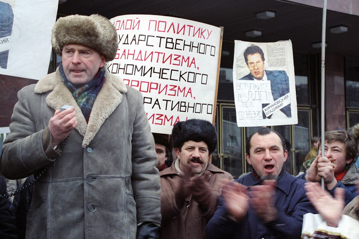 Жириновский у Белого дома во время митинга оппозиционных партий, участники которого выступали против политики экономических реформ Ельцина