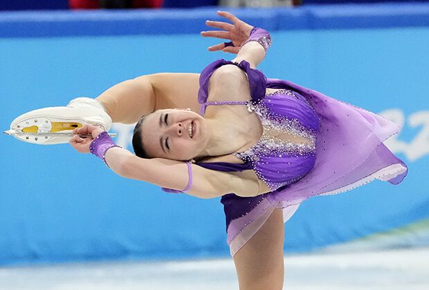 Камила Валиева во время короткой программы командного турнира Олимпиады-2022