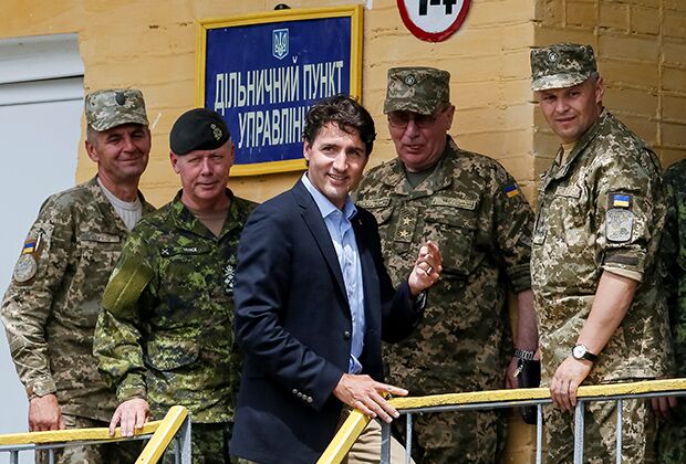 Премьер-министр Канады Джастин Трюдо наблюдает за военными учениями в Львовской области