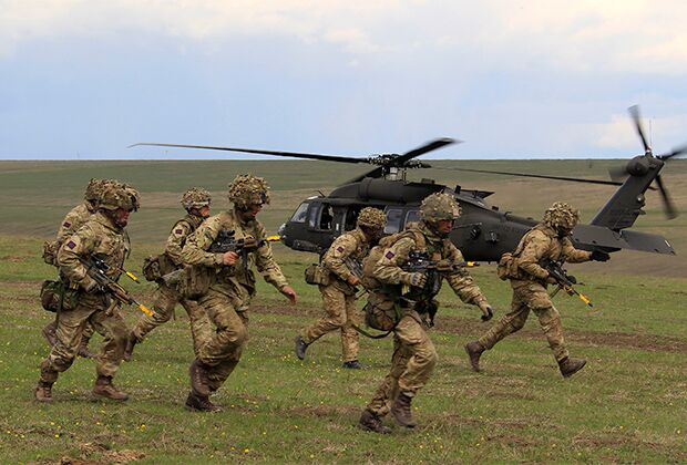 Британские солдаты на учениях НАТО Wind Spring 15 в Румынии 