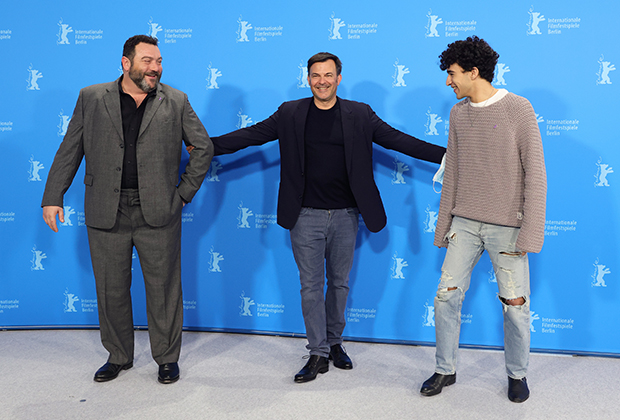 Дени Меноше, Франсуа Озон и Халиль Бен Гарбия на премьере фильма «Петер фон Кант» на Берлинском фестивале