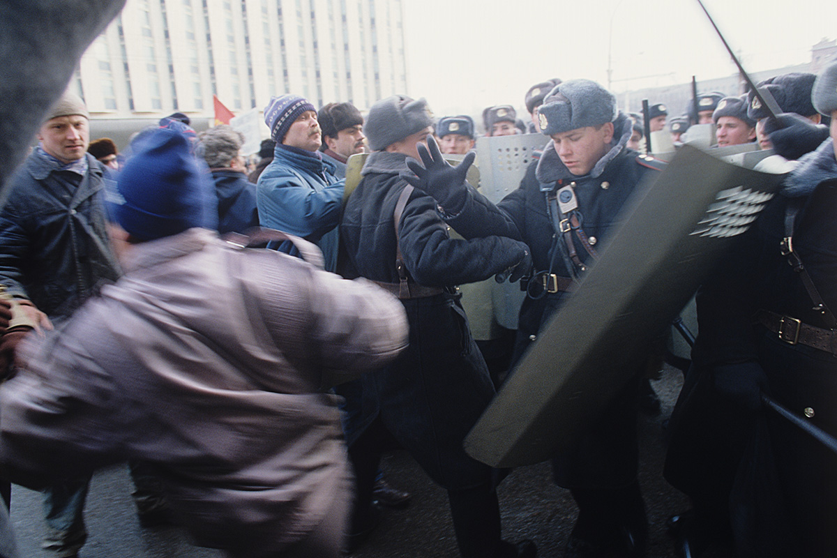 Это не мягкотелый Горбачев» 30 лет назад ветераны вышли на митинг против  Ельцина. ОМОН ответил дубинками: Общество: Россия: Lenta.ru