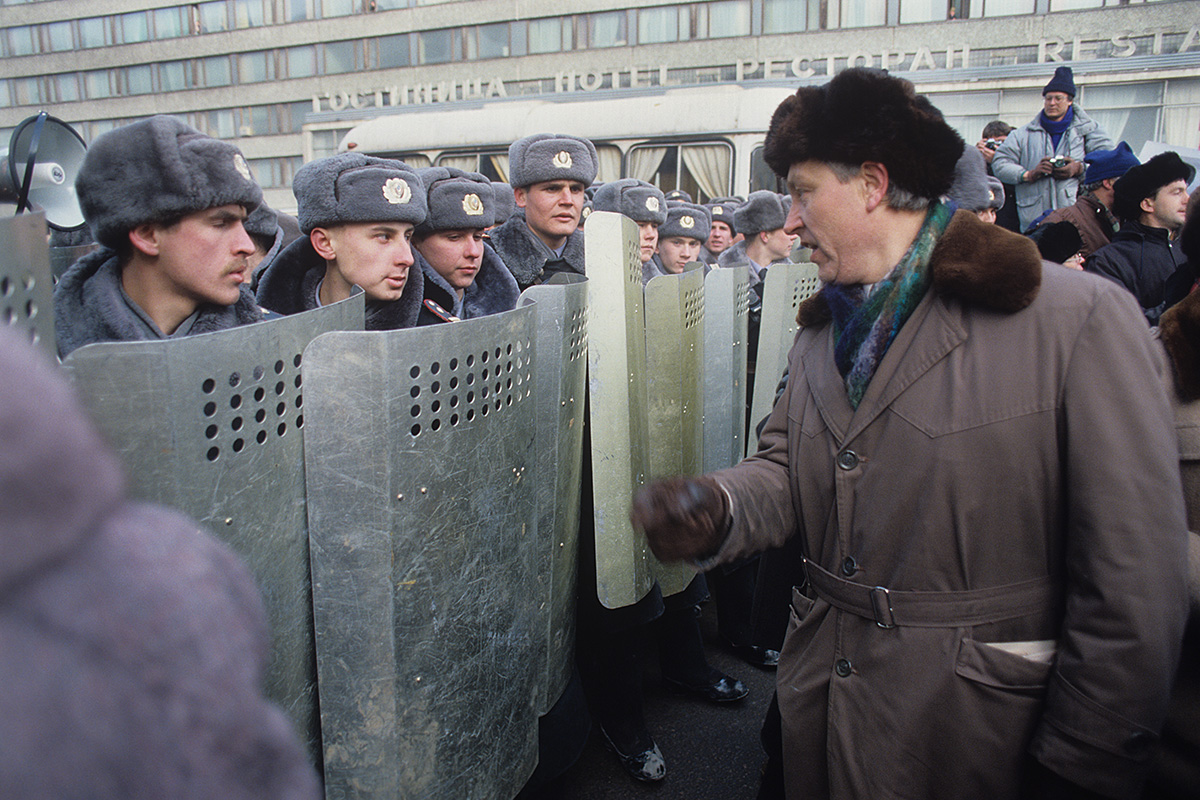 «Это не мягкотелый Горбачев» 30 лет назад ветераны вышли на митинг против  Ельцина. ОМОН ответил дубинками: Общество: Россия: Lenta.ru