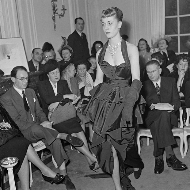 Модель Christian Dior из коллекции весна-лето 1948 года
