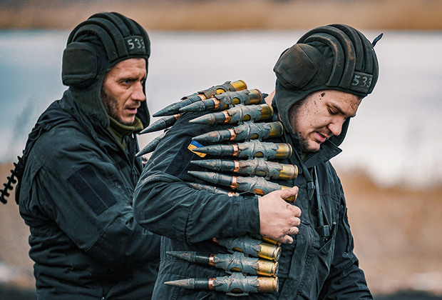 Украинский военнослужащий несет крупнокалиберные боеприпасы в ходе учений на востоке Украины, 10 февраля 2022 года