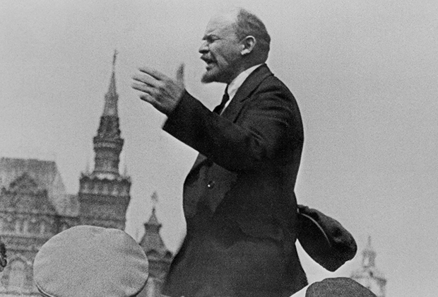 Владимир Ленин выступает с речью на Красной площади, 25 мая 1919 года
