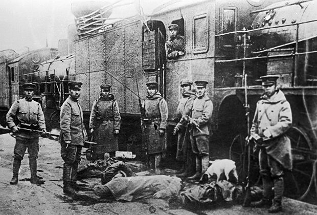Японские интервенты у трупов расстрелянных ими партизан, 1920 год
