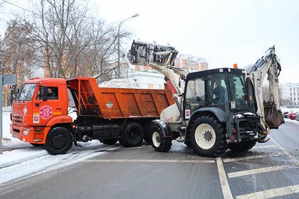 Снегоуборочная машина насмерть задавила пешехода в Москве