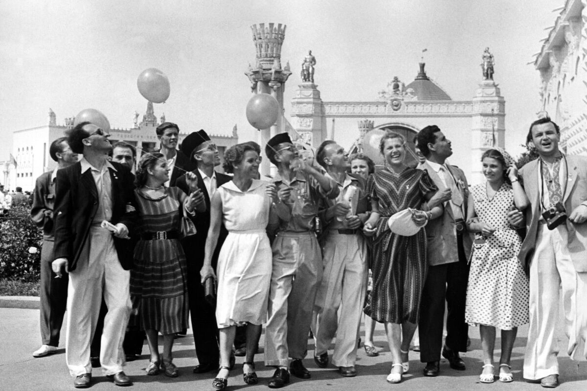 СССР. Москва. 3 августа 1957 г. Делегаты VI Всемирного фестиваля молодежи и студентов на территории Всесоюзной сельскохозяйственной выставки 