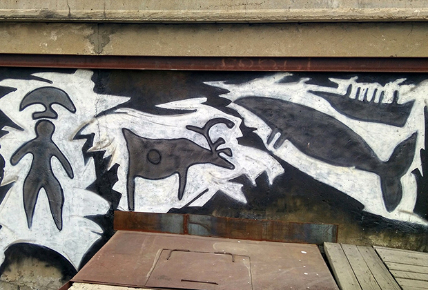 Граффити в виде Пегтымельских петроглифов в Билибине (Чукотка)