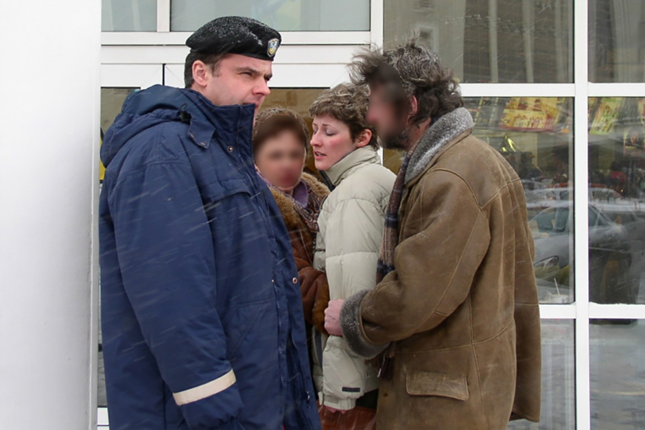 Родители удерживают Елену около «Макдоналдса» недалеко от вокзала в Киеве 