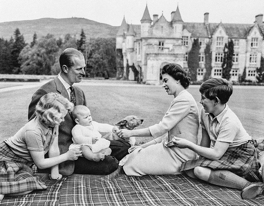 Принц Филипп и Елизавета II с детьми в 1960 году. Фото: AP