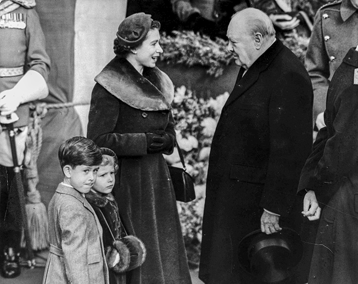 Елизавета II и британский премьер-министр Уинстон Черчилль в 1953 году